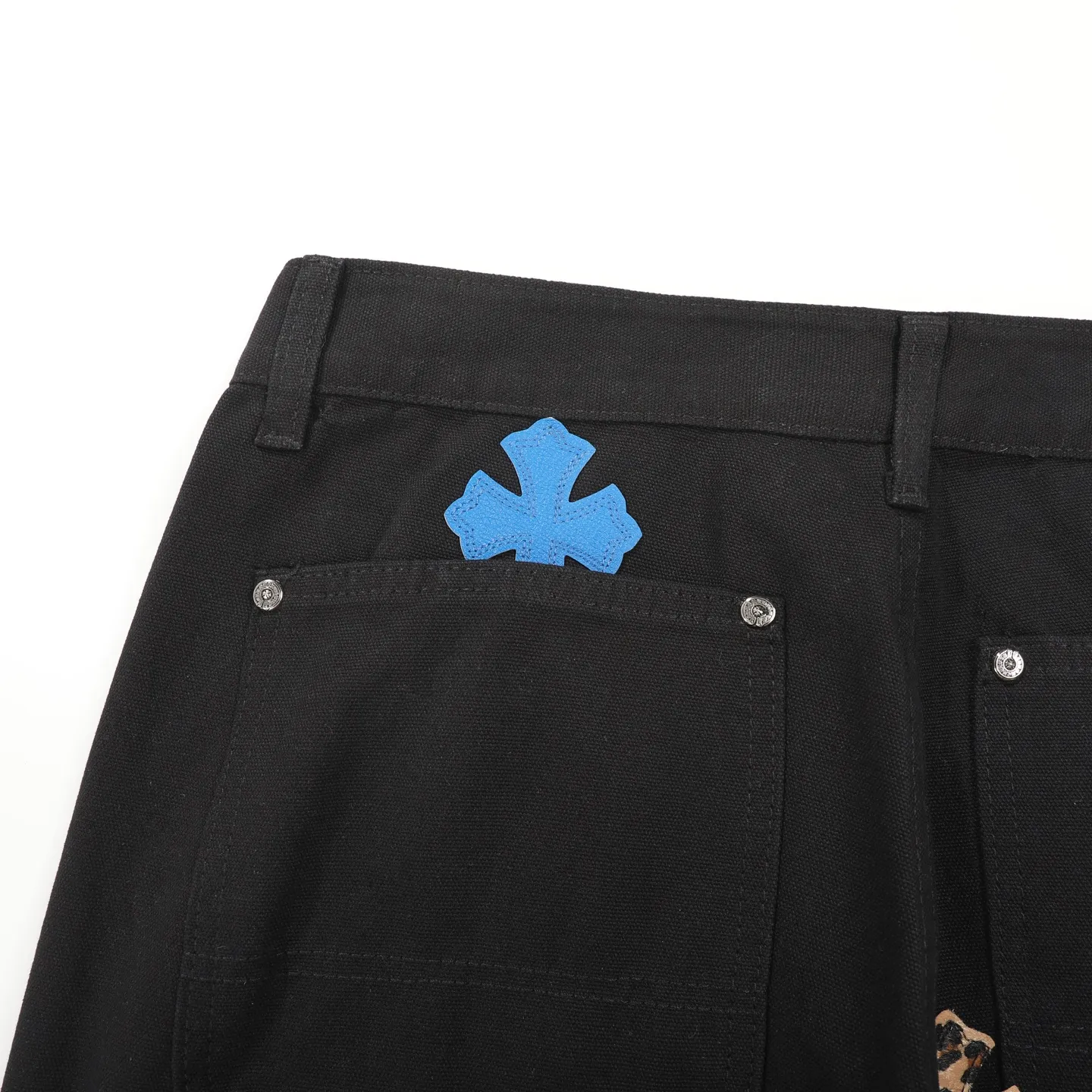 P280 𝐂𝐡𝐫𝐨𝐦𝐞 𝐇𝐞𝐚𝐫𝐭 Kroxin 25SS workwear logging Klein blue leather patchwork limited edition jeans. Kroxin’s pants are particularly outstanding in color design and stand out among similar products. It is made of beaded canvas fabric. After a complicated and delicate washing process, it feels very good when worn on the body and looks high-end and charming. The pants are three-dimensionally cut, with a crisp and stylish shape, smooth lines, and a high level of design. The hardware accessories on the pants are specially customized according to ZP standards. The beaded canvas fabric is originally thick, but after washing it becomes soft and breathable. The small leather label on the pants is specially designed, revealing unique creativity in a simple style. The production process is very exquisite, every stitching is neat and regular, and the details are handled particularly well, showing high quality. Moreover, these pants have a genderless design and can be easily worn by both boys and girls. They are perfectly in line with the current diverse and inclusive fashion trend and look good no matter how you wear them.  Size: S M L XL XXL (28.30.32.34.36) Color: Black